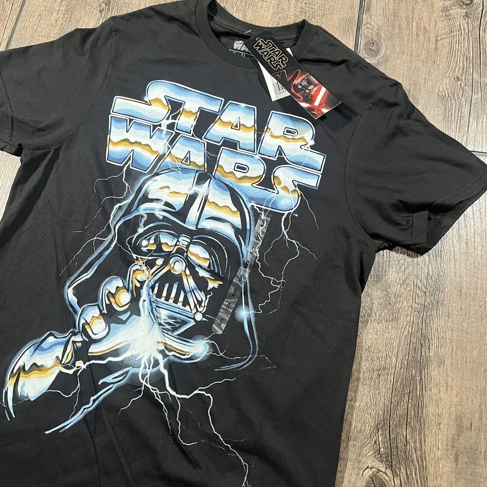 Star Wars Darth Vader T-Shirt Mens Small‎ Black Lightning In Hand Metal Logo New